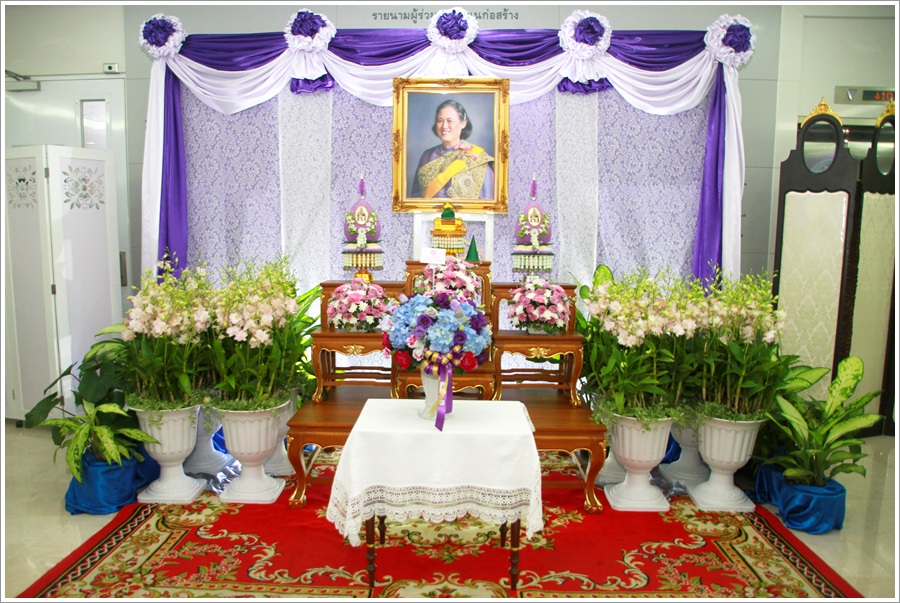 ﻿กรมบังคับคดีถวายแจกันดอกไม้และลงนามถวายพระพรสมเด็จพระกนิษฐาธิราชเจ้า กรมสมเด็จพระเทพรัตนราชสุดาฯ สยามบรมราชกุมารี